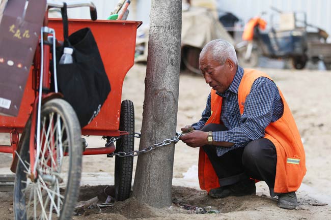 Zhao Zuohai, who was wrongly convicted of murder and sentenced to death by a court in Henan province in 2002, started working as a cleaner after he was released. PU XIAOXU / FOR CHINA DAILY