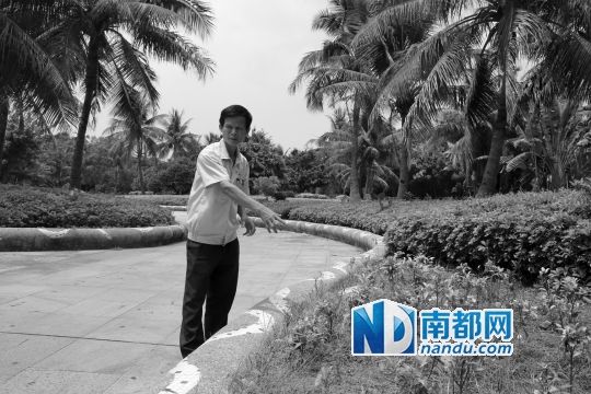 51-year-old Zhang Yuanyi explains where and how he found the bag which contains some bottles of welding fluid. He was wrongly arrested by local police in Dongguan, Guangdong province, which later caused an outrage among Chinese netizens. [Photo: NANDU.com] 