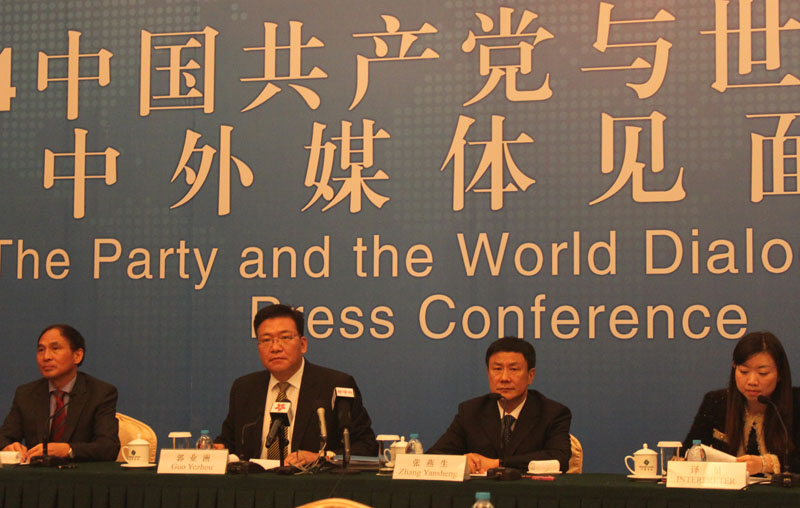 Guo Yezhou (2nd left), vice minister of the International Department of the CPC Central Committee, Zhang Yansheng (2nd right), secretary general of Academic Committee of National Development and Reform Commission, and Zheng Yongnian (1st left), professor and director of East Asian Institute, National University of Singapore, meet the press after the closing ceremony of the Party and the World Dialogue 2014 in Beijing on Sept. 5.