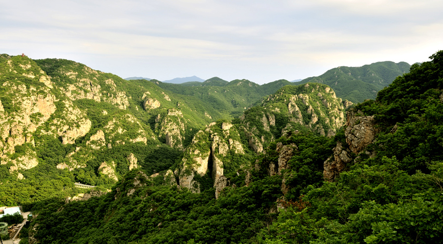 Covering an area of 110 square kilometers, Bingyu Valley is located north of Zhuanghe City, 240 kilometers from Dalian. It is labeled as &apos;Little Guilin&apos; and &apos;Oriental Miniature Switzerland&apos; thanks to its rugged cliffs, astonishing peaks, clear rivers, and mysterious caves. The valley is beautiful in different ways during different seasons. [谢凡bbs.fengniao]