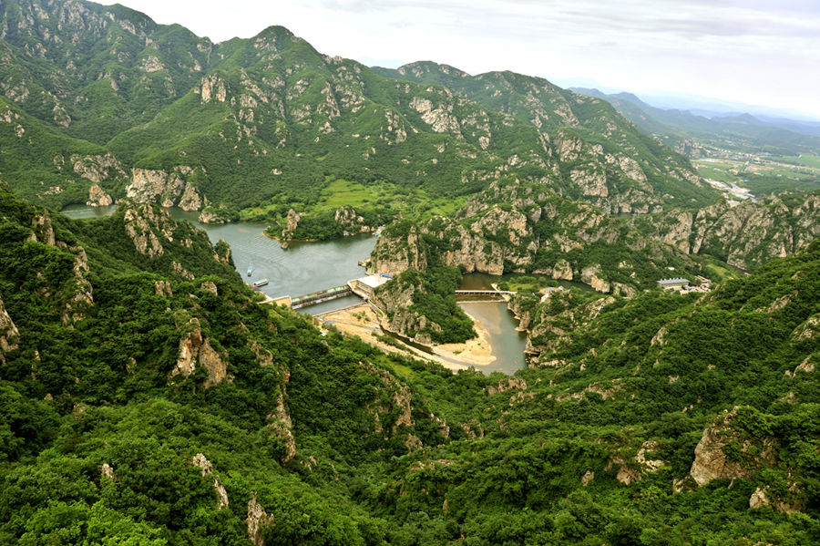 Covering an area of 110 square kilometers, Bingyu Valley is located north of Zhuanghe City, 240 kilometers from Dalian. It is labeled as 'Little Guilin' and 'Oriental Miniature Switzerland' thanks to its rugged cliffs, astonishing peaks, clear rivers, and mysterious caves. The valley is beautiful in different ways during different seasons. [谢凡bbs.fengniao]