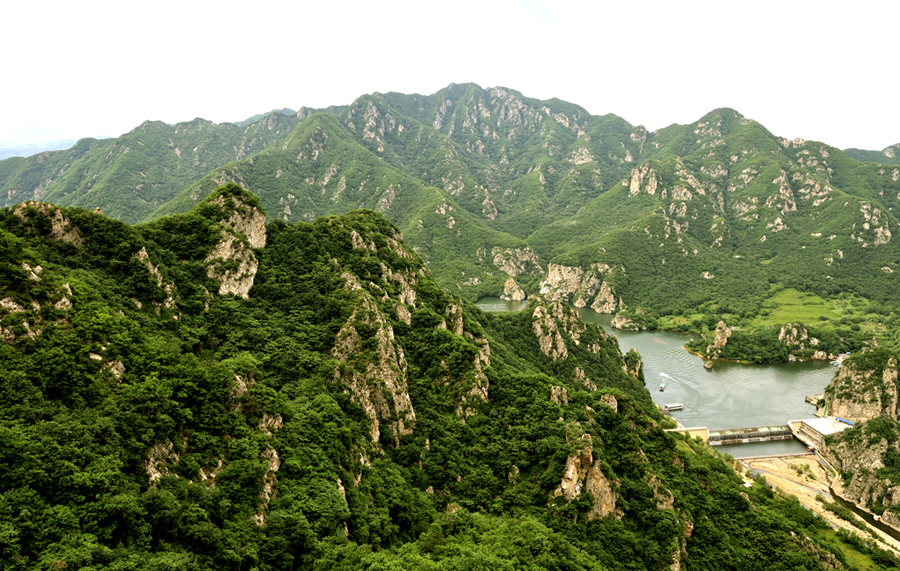 Covering an area of 110 square kilometers, Bingyu Valley is located north of Zhuanghe City, 240 kilometers from Dalian. It is labeled as 'Little Guilin' and 'Oriental Miniature Switzerland' thanks to its rugged cliffs, astonishing peaks, clear rivers, and mysterious caves. The valley is beautiful in different ways during different seasons. [谢凡bbs.fengniao]