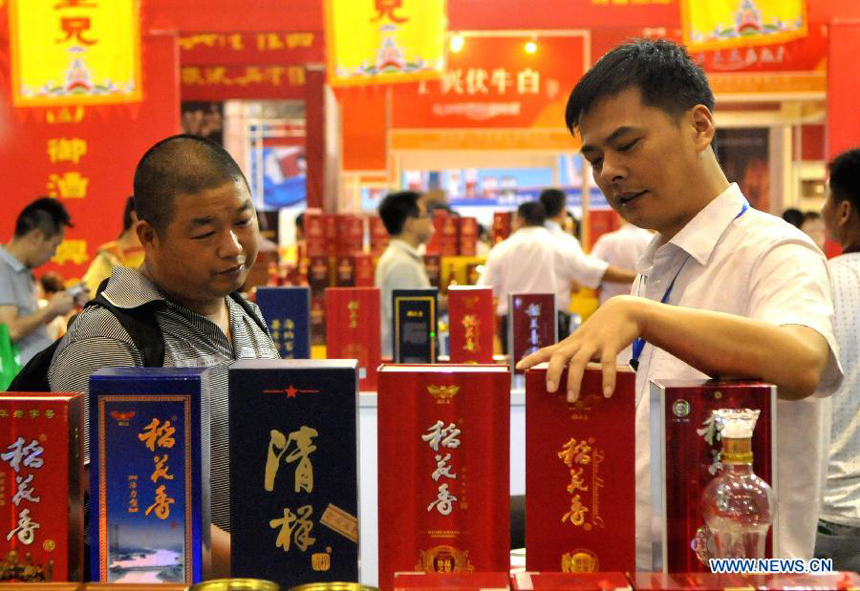 Customers purhcase goods at a food exhibition in Zhengzhou, capital of central China&apos;s Henan Province, Aug. 7, 2014. China&apos;s consumer price index, a main gauge of inflation, grew 2 percent year on year in August, the National Bureau of Statistics said Thursday. The August CPI growth rate was lower than the 2.3 percent seen in July.