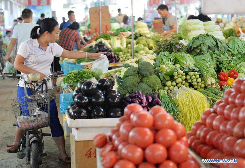 Residents purchase vegetables in a market in Shijiazhuang, capital of north China&apos;s Hebei Province, Sept. 11, 2014. China&apos;s consumer price index, a main gauge of inflation, grew 2 percent year on year in August, the National Bureau of Statistics said Thursday. The August CPI growth rate was lower than the 2.3 percent seen in July.