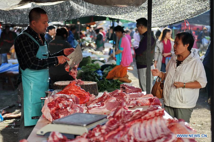 A butcher sells meat in a market in Changchun, capital of northeast China&apos;s Jilin Province, Sept. 11, 2014. China&apos;s consumer price index, a main gauge of inflation, grew 2 percent year on year in August, the National Bureau of Statistics said Thursday. The August CPI growth rate was lower than the 2.3 percent seen in July. 