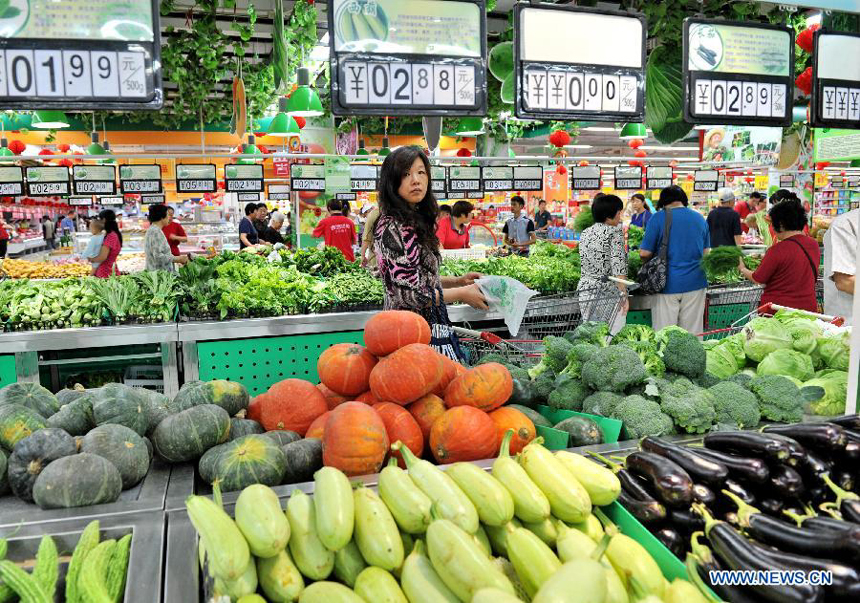 Residents purchase vegetables in a supermarket in Hengshui, north China&apos;s Hebei Province, Sept. 4, 2014. China&apos;s consumer price index, a main gauge of inflation, grew 2 percent year on year in August, the National Bureau of Statistics said Thursday. The August CPI growth rate was lower than the 2.3 percent seen in July.
