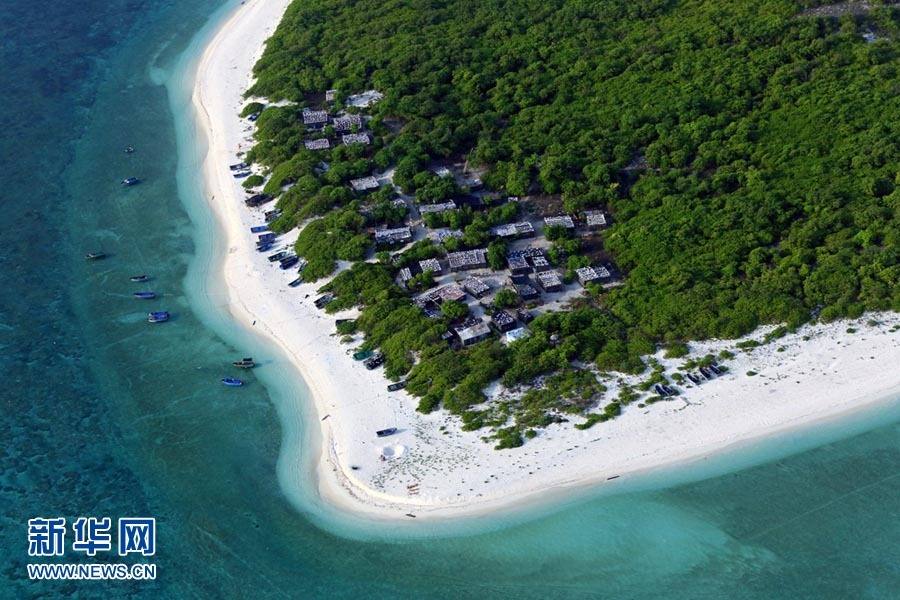 Above, the image shows the scenery of the Xisha Islands. The 45 islets that make up this beautiful Chinese archipelago are distributed over an area 250 kilometers long by 150 kilometers wide. A photo album 'The Xisha Islands' by Xinhua senior reporter Zha Chunming has been published by China Photography Press.[Photo: Xinhua/ Zha Chunming]