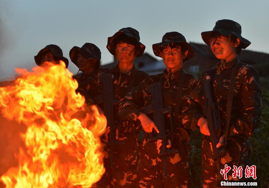 Photo shows that female soldiers of Chinese special forces are taking field survival training.