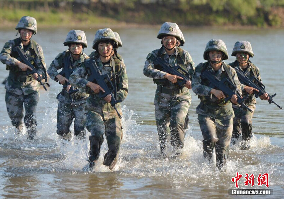 Photo shows that female soldiers of Chinese special forces are taking field survival training.