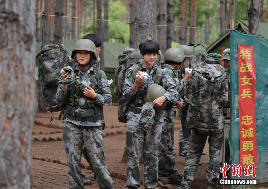 Photo shows that female soldiers of Chinese special forces are taking field survival training. 
