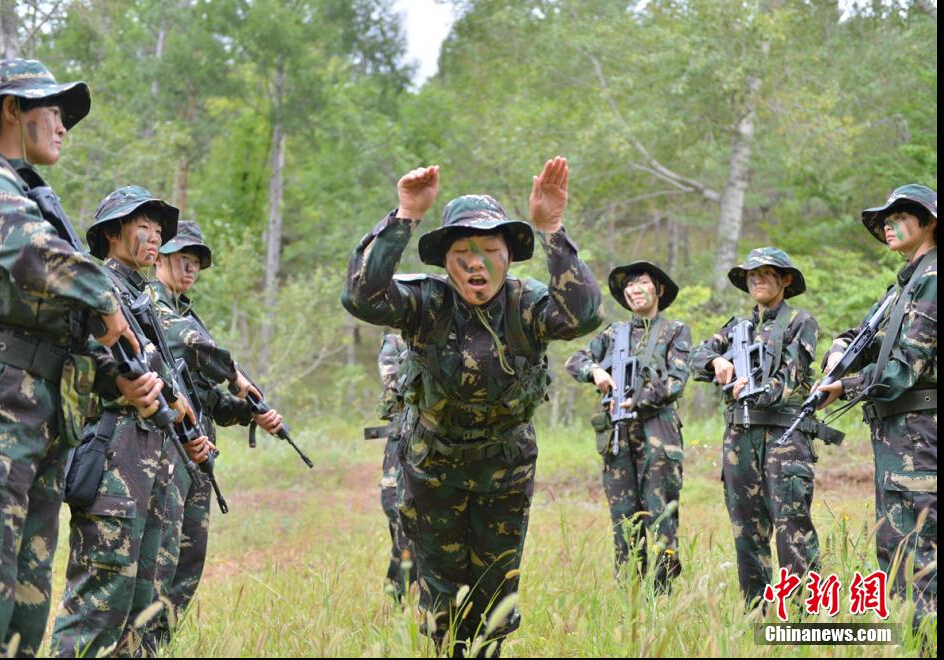 Photo shows that female soldiers of Chinese special forces are taking field survival training.