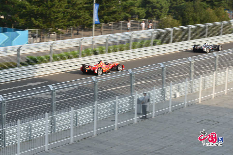 The FIA Formula E Championship, which is also referred to as the electric version of the Formula One (F1) race, holds its inaugural ePrix in Beijing on Saturday, Sept. 13, 2014. The annual Formula E Championship will feature 10 ePrix. The next race will be held in Malaysia in middle November of this year. [Photo by Chen Boyuan / China.org.cn]