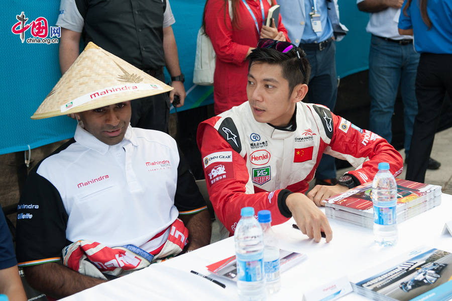 Ho-Pin Tung, Chinese-Dutch auto-racing driver who races with a Chinese license, meets with fans prior to the Beijing ePrix on Saturday afternoon. The FIA Formula E Championship, which is also referred to as the electric version of the Formula One (F1) race, holds its inaugural ePrix in Beijing on Saturday, Sept. 13, 2014. The annual Formula E Championship will feature 10 ePrix. The next race will be held in Malaysia in middle November of this year. [Photo by Chen Boyuan / China.org.cn]