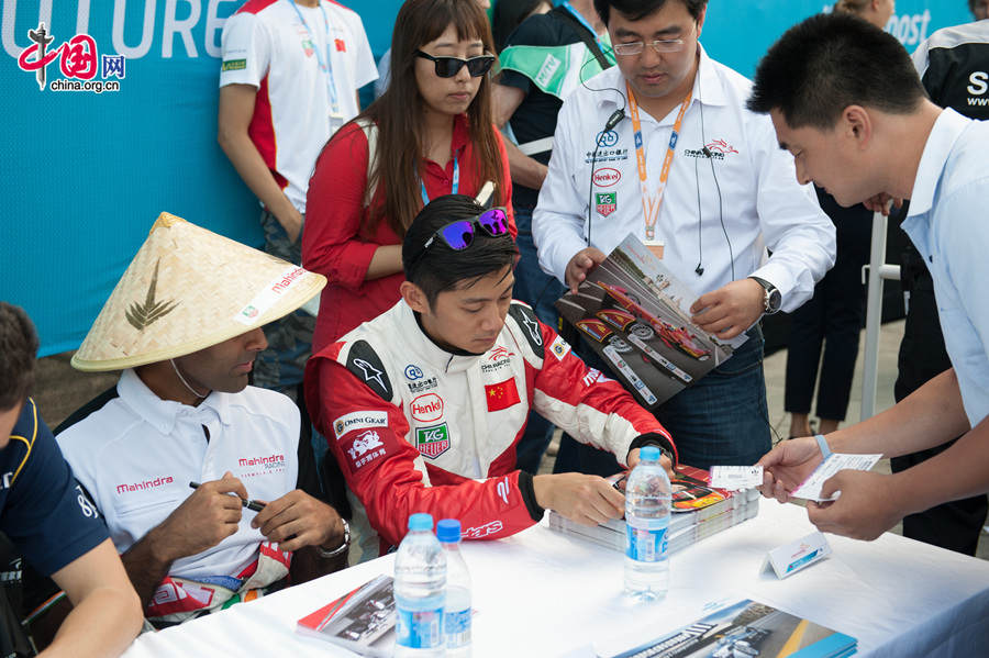 Ho-Pin Tung, Chinese-Dutch auto-racing driver who races with a Chinese license, meets with fans prior to the Beijing ePrix on Saturday afternoon. The FIA Formula E Championship, which is also referred to as the electric version of the Formula One (F1) race, holds its inaugural ePrix in Beijing on Saturday, Sept. 13, 2014. The annual Formula E Championship will feature 10 ePrix. The next race will be held in Malaysia in middle November of this year. [Photo by Chen Boyuan / China.org.cn]