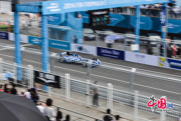 A Formula E car races during the Beijing ePrix of the FIA Formula E Championship on Saturday, Sept. 13, 2014. [Photo by Chen Boyuan / China.org.cn]