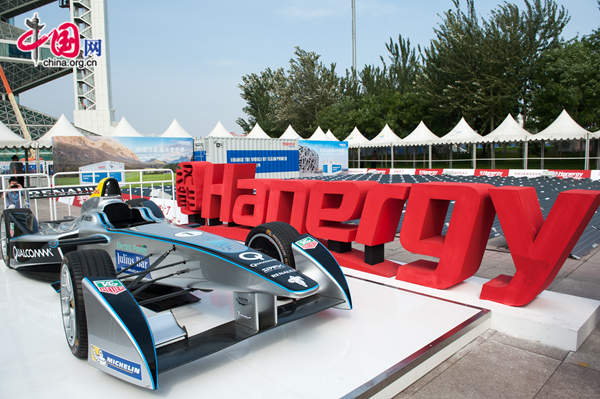 Hanergy, the official partner of FIA Formula E, exhibits its Rapid Deployment Solar System at Beijing's Olympic Park, the venue of the Beijing ePrix of the race. [Photo by Chen Boyuan / China.org.cn]