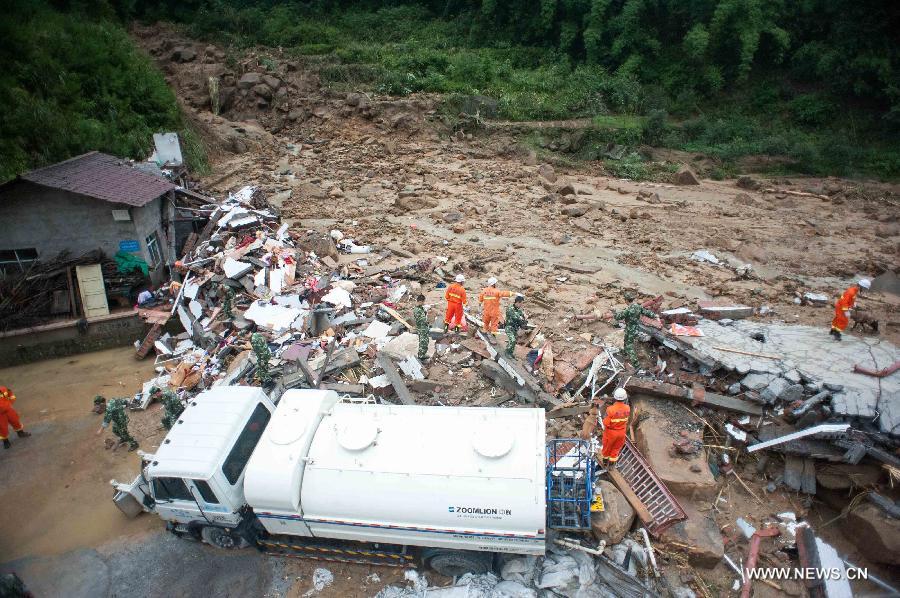 Rescuers work at a landslide site in Changsheng Village of Changshou District in southwest China's Chongqing, Sept. 14, 2014. Downpours are wreaking havoc in southwest China Saturday. Landslides triggered by continuous rainfalls have killed at least three people here and more buried are yet to be found. (Xinhua/Liu Chan)