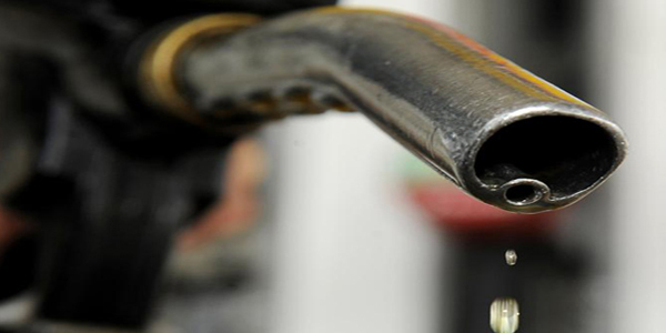 China's top economic planner on Tuesday announced a cut in the retail price of gasoline by 140 yuan (22.78 U.S. dollars) per tonne and that of diesel by 135 yuan.