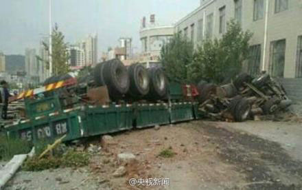 Eight people were killed and another six injured after a truck crashed into a bus stop in Zhangjiakou, north China's Hebei Province on Tuesday, September 16, 2014. [Photo: Weibo]