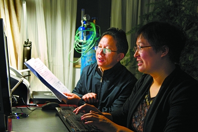 马新明的工作繁忙,经常工作到后半夜,夫人孙伶伶总会在身边帮他打字