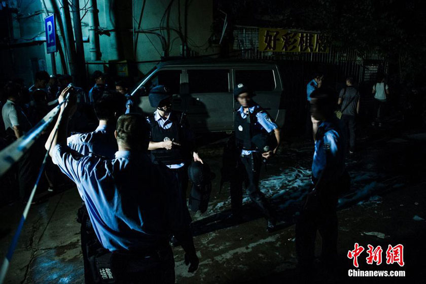 Policemen killed a suspect in a firefight with drug dealers on Tuesday night, September 16, 2014, in Guangzhou in south China's Guangdong Province. [Photo: Chinanews.com]