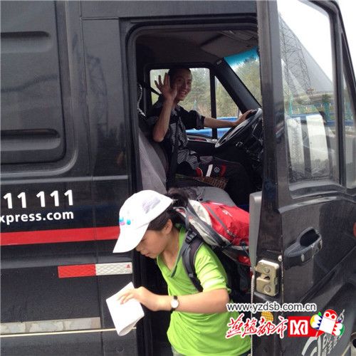 A truck driver says goodbye to Liu and her father. [Photo: yzdsb.com.cn]
