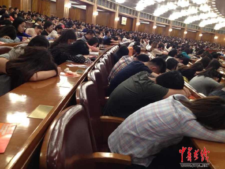Nearly half of students fell asleep during a lecture given by Professor Wu Liangyong, on the afternoon of September 16, 2014 at the Great Hall of the People in central Beijing. [cyol.net]