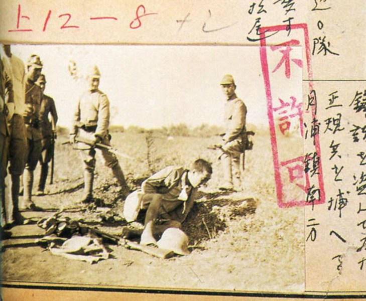 日军士兵用刺刀对准一名被俘的中国士兵,并将其残忍杀害