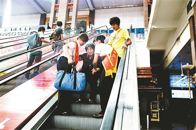 火车站演练救援电梯突发事故 应对大客流考验