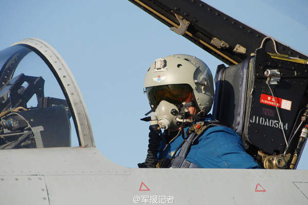 A pilot sits in his jet fighter's cockpit as he prepares to participate in the 'Gold Helmet' air combat contest of the Chinese People's Liberation Army (PLA). The event kicked off in early September in the Gobi desert in Northwest China. [Photo from weibo account of the PLA Daily] 