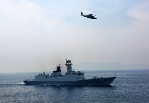 A missile frigate and helicopter join in the maritime memorial ceremony on Aug 27. [Photo/Xinhua]