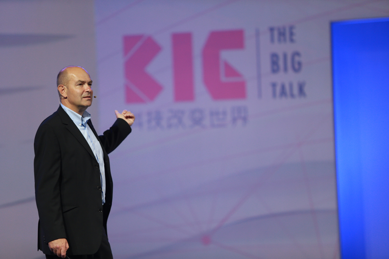 Chris Anderson, former Editor-in-Chief of Wired magazine and founder of 3D Robotics, has been invited to talk at The Big Talk, a conference for IT mugus to share their inspring ideas. Chris said in his speech that open innovation is the future and the world needs an open platform to gather the people around the world to work together. [Photo/China.org.cn]