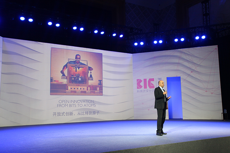 Chris Anderson, former Editor-in-Chief of Wired magazine and founder of 3D Robotics, has been invited to talk at The Big Talk, a conference for IT mugus to share their inspring ideas. Chris said in his speech that open innovation is the future and the world needs an open platform to gather the people around the world to work together. [Photo/China.org.cn]