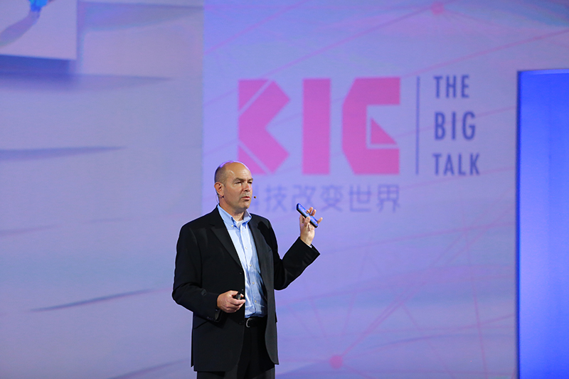 Chris Anderson, former Editor-in-Chief of Wired magazine and founder of 3D Robotics, has been invited to talk at The Big Talk, a conference for IT mugus to share their inspring ideas. Chris said in his speech that open innovation is the future and the world needs an open platform to gather the people around the world to work together. [Photo/China.org.cn]