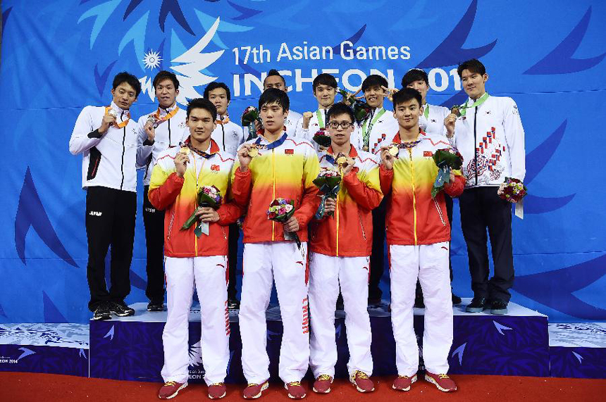 Xu Jiayu, Li Xiang, Li Zhuhao and Ning Zetao of China pose on the podium during the awarding ceremony of the men&apos;s 4×100 medley relay contest of swimming event at the 17th Asian Games in Incheon, South Korea, Sept. 26, 2014. China won the gold medal with 3 minutes and 31.37 seconds. [Photo/Xinhua] 