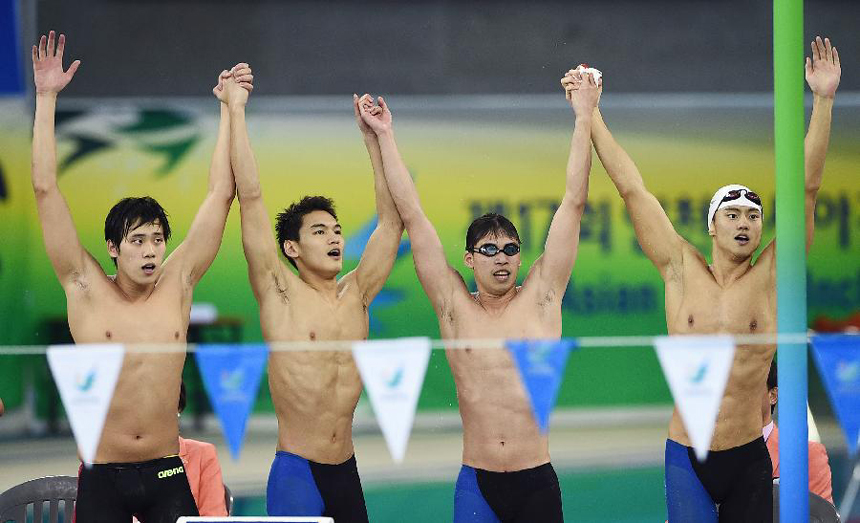 Ning Zetao, Li Zhuhao ,Xu Jiayu and Li Xiang (R to L) of China greet audiences after the men&apos;s 4×100 medley relay final of swimming event at the 17th Asian Games in Incheon, South Korea, Sept. 26, 2014. China won the gold medal with 3 minutes and 31.37 seconds