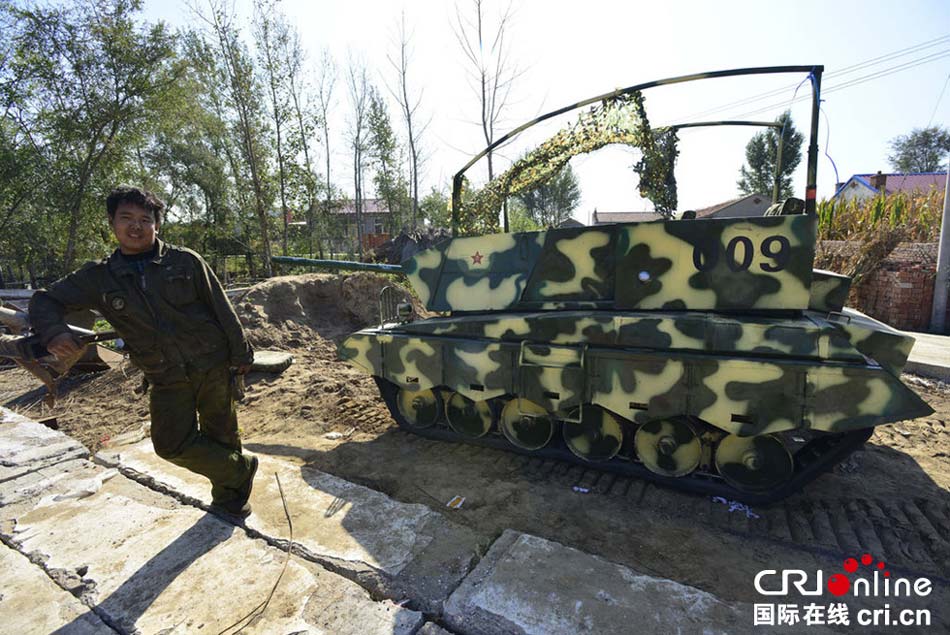 Villager Li Guojun from Shenyang realizes his boyhood dream by building his own tanks. Sometimes, the man takes his friends for a ride in his 2-ton vehicles. [Photo: CRI Online]