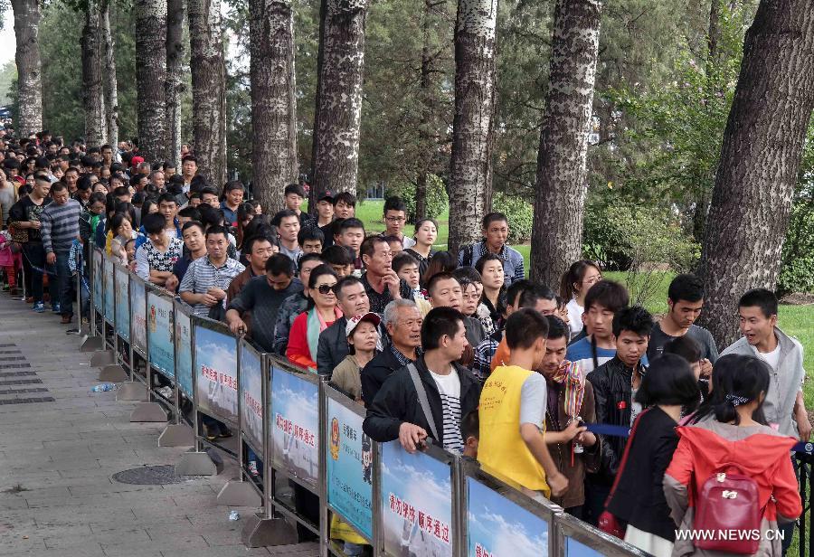 The 26 mainly monitored scenic spots of Beijing received 542,000 trips on Oct. 1, up 32.8 percent over the same day of last year. 