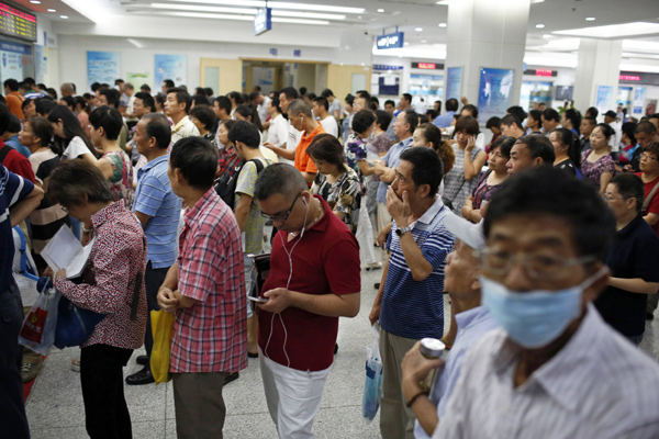 People queue at a hospital in Shanghai, Sept 2, 2014. [Photo/Agencies] 