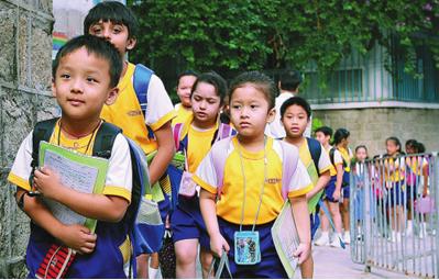 Students at Chiu Sheung School in Hong Kong's Western district resume classes on Tuesday following days of protests in which demonstrators demanded a greater say in choosing the city's leader. CHINA DAILY