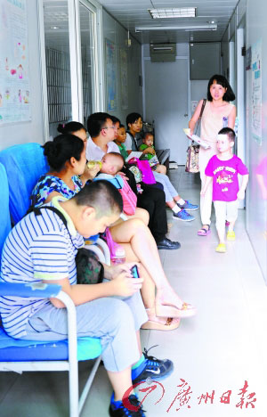 Many residents wait outside the consulting room of Zhongshan No.1 Hospital on October 2, 2014, to see whether they are infected with the fatal disease. [Photo/Guangzhou Daily]  