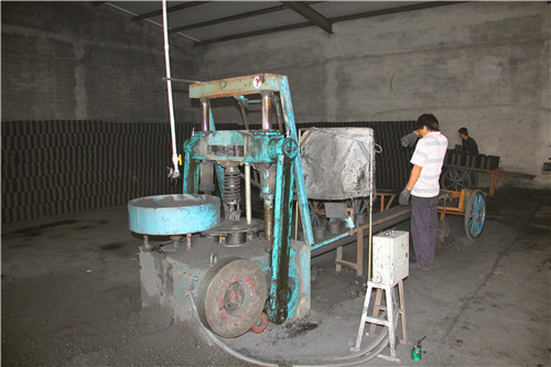 蜂窝煤生产车间,产煤过程中须喷水降尘 千龙网记者 包萌摄