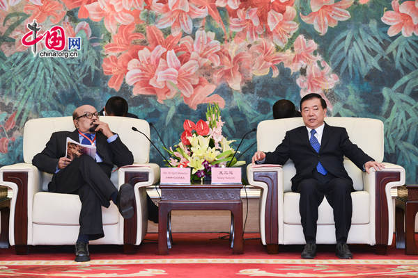 Wang Sanyun, Party Chief of Gansu Province, meets with Jagath Balasuriya, Minister of National Heritage of Sri Lanka, on Thursday on the sidelines of the 3rd International Culture Industry Conference in Lanzhou. [Photo by Chen Boyuan / China.org.cn]