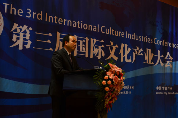著名国际经济学家、亚太总裁协会全球执行主席郑雄伟在第三届国际文化产业大会做主题演讲。[中国网]