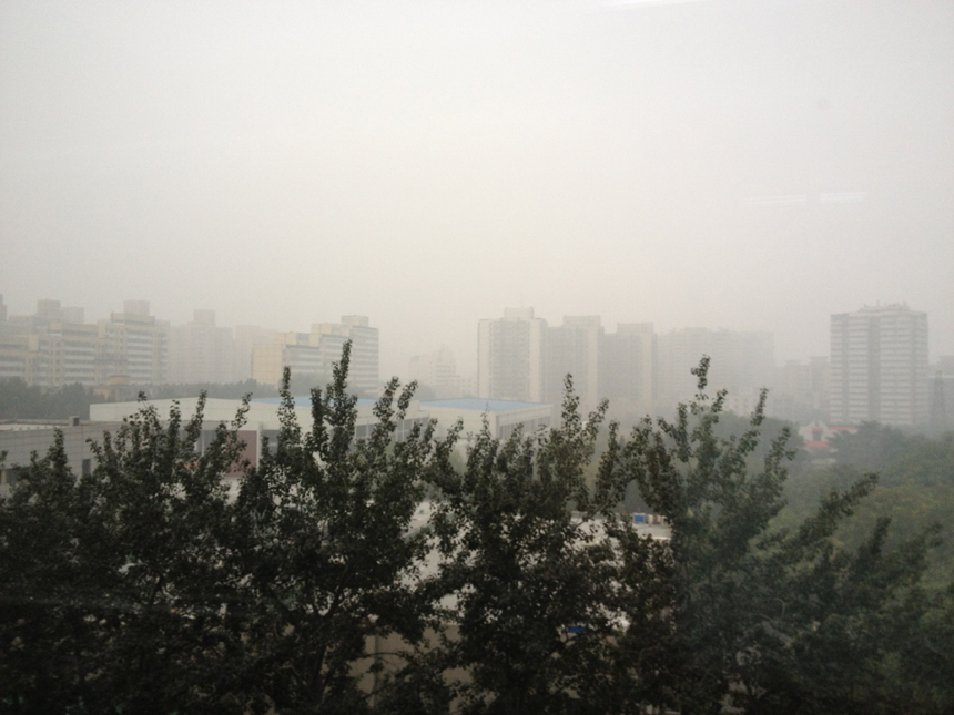 The dense haze has continued in Beijing in the past days, with PM2.5 concentration levels reaching more than 500 micrograms per cubic meter in some areas. [Photo/China.org.cn]