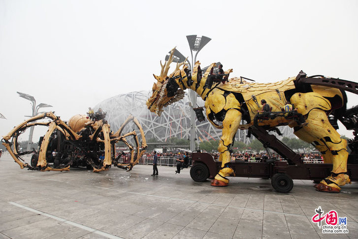 法国机械“龙马”巡游表演进行彩排