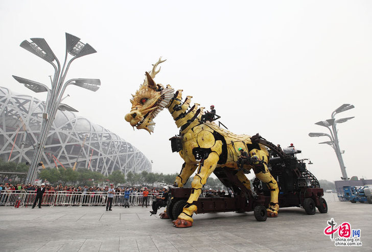 法国机械“龙马”巡游表演进行彩排