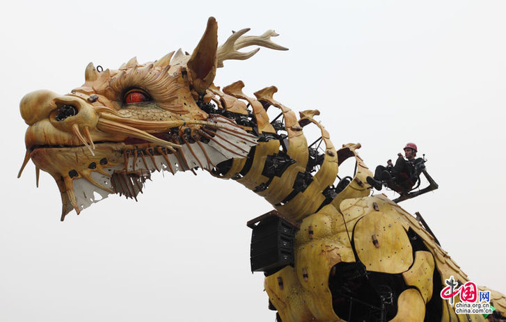 法国机械“龙马”巡游表演进行彩排