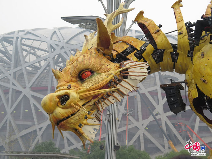 法国机械“龙马”巡游表演进行彩排