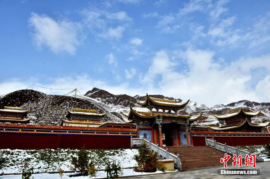 10月10日来，甘肃出现今年入秋以来首场大范围降雪。位于祁连山脚下的甘肃肃南裕固族自治县一片银装素裹，胜似童话传说中的仙境一般美丽。此次降雪使县城驻地红湾寺出现壮丽的雪凇奇景，林中落叶松、樟子松、白桦、河杨等高低错落的树木上，红、青、绿、黄各色叶片与白雪交相辉映，犹如一幅天然的水墨画。[武雪峰 摄]